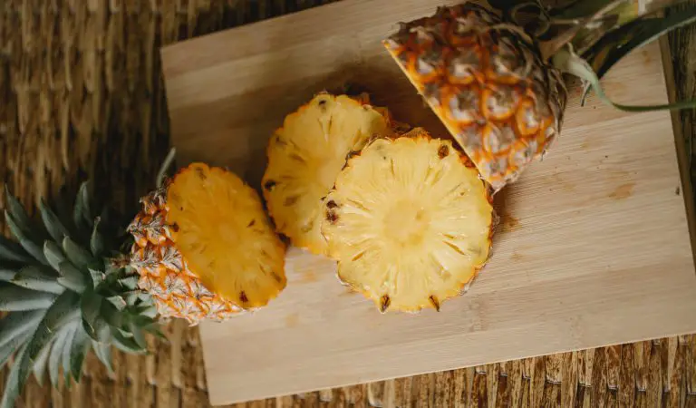 How to know if a pineapple is ripe (with images)